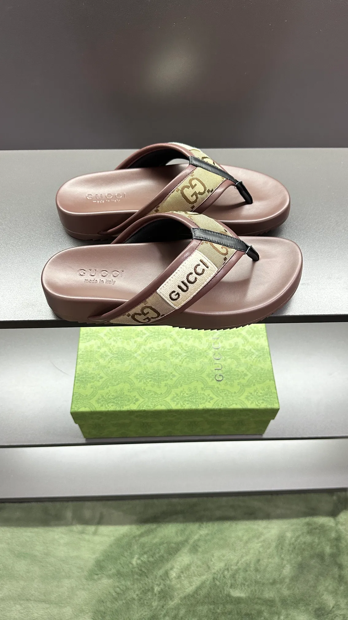 [G Family Couple Style] P: 300💰Female size 36~40 Men's size 39~45, (46. Custom-made Unisex GG slippers This slipper is made of GG polyester fiber and is decorated with a Gucci label on the front, adding a striking logo feel to the style. Beige GG recycled polyester fiber Unisex leather trim "Gucci Made in Italy" embroidered label Rubber sole Flat Made in Italy